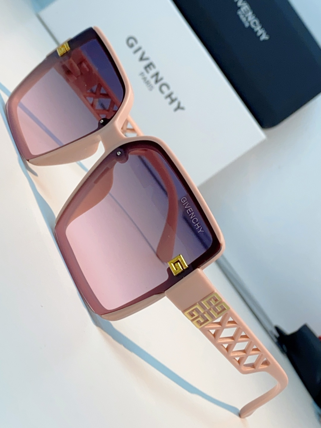Givenchy纪梵希 2026新款标志性的4G Logo+菱格镂空设计，搭配复古金色金属件，低调又极具