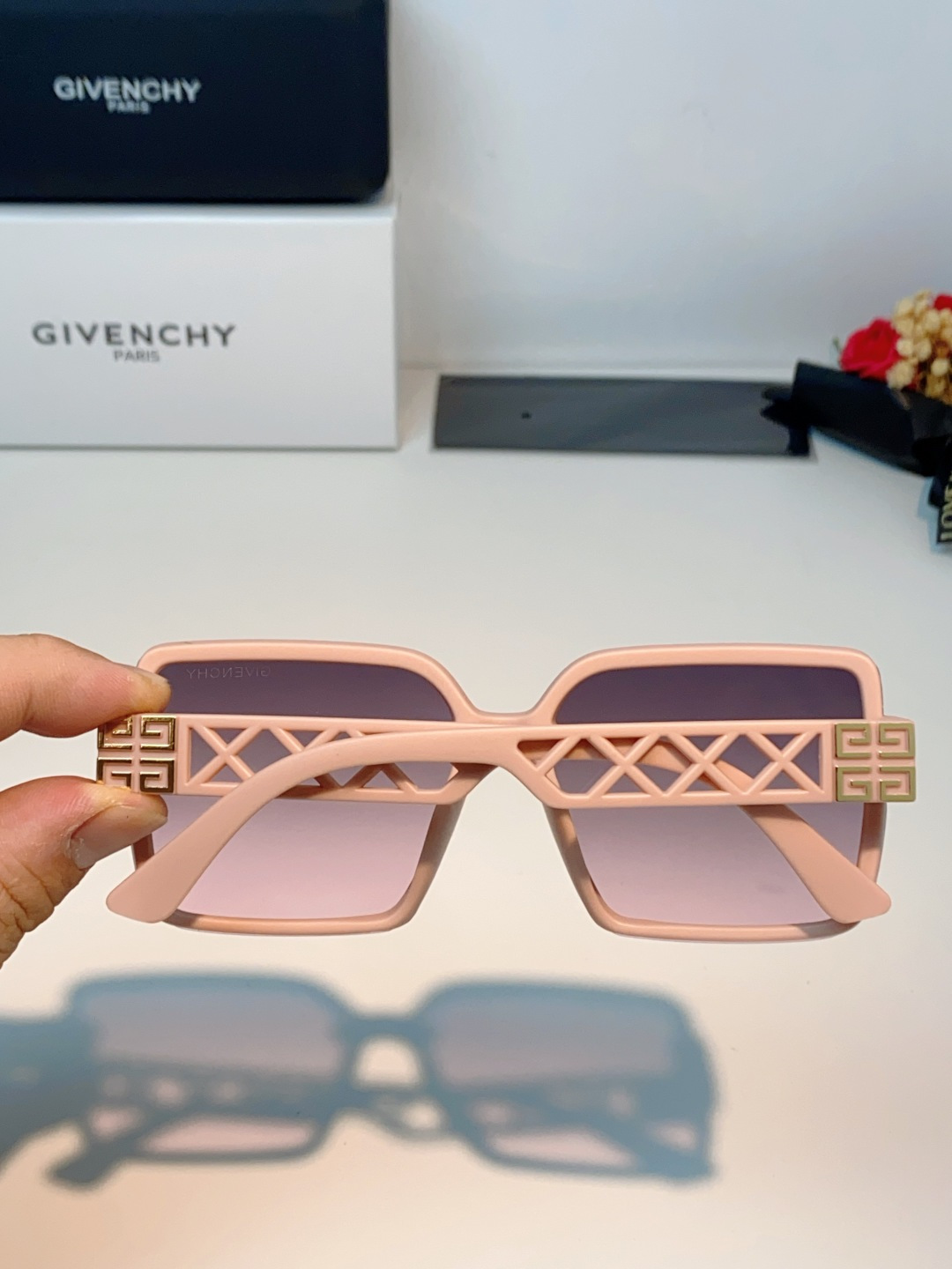 Givenchy纪梵希 2026新款标志性的4G Logo+菱格镂空设计，搭配复古金色金属件，低调又极具