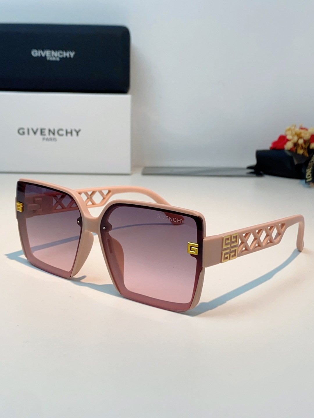 Givenchy纪梵希 2026新款标志性的4G Logo+菱格镂空设计，搭配复古金色金属件，低调又极具