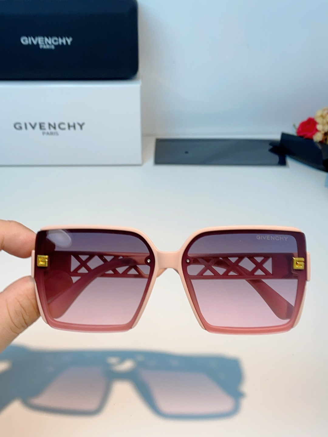 Givenchy纪梵希 2026新款标志性的4G Logo+菱格镂空设计，搭配复古金色金属件，低调又极具