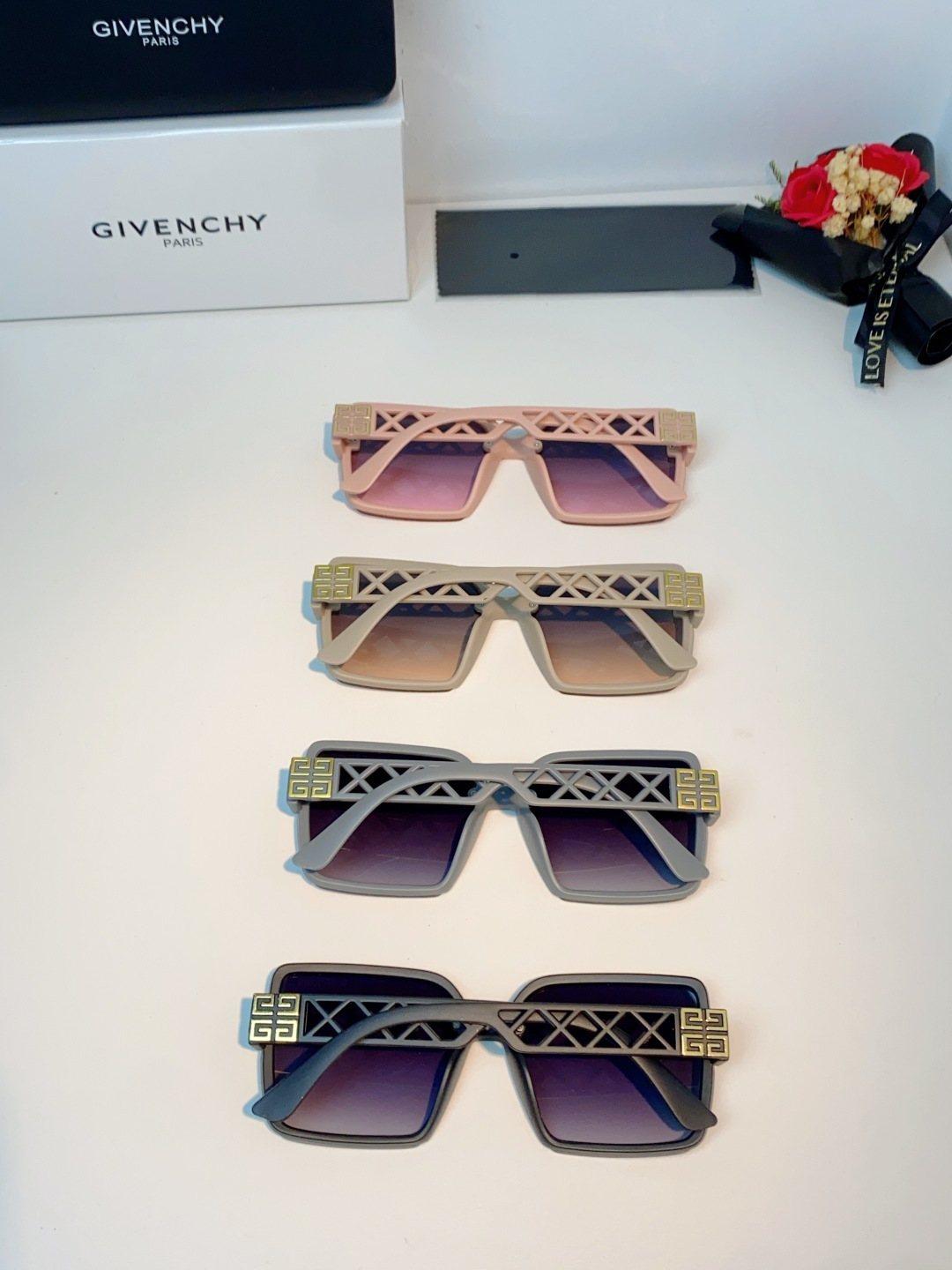 Givenchy纪梵希 2026新款标志性的4G Logo+菱格镂空设计，搭配复古金色金属件，低调又极具