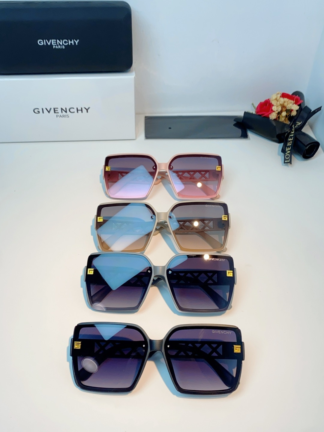 Givenchy纪梵希 2026新款标志性的4G Logo+菱格镂空设计，搭配复古金色金属件，低调又极具