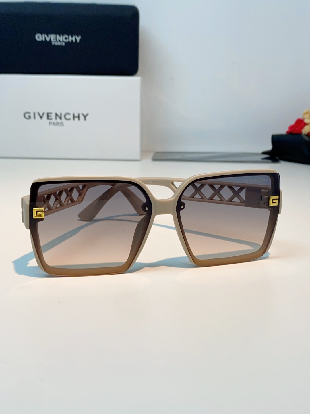 Givenchy纪梵希 2026新款标志性的4G Logo+菱格镂空设计，搭配复古金色金属件，低调又极具