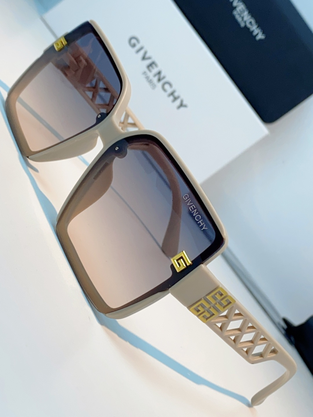 Givenchy纪梵希 2026新款标志性的4G Logo+菱格镂空设计，搭配复古金色金属件，低调又极具