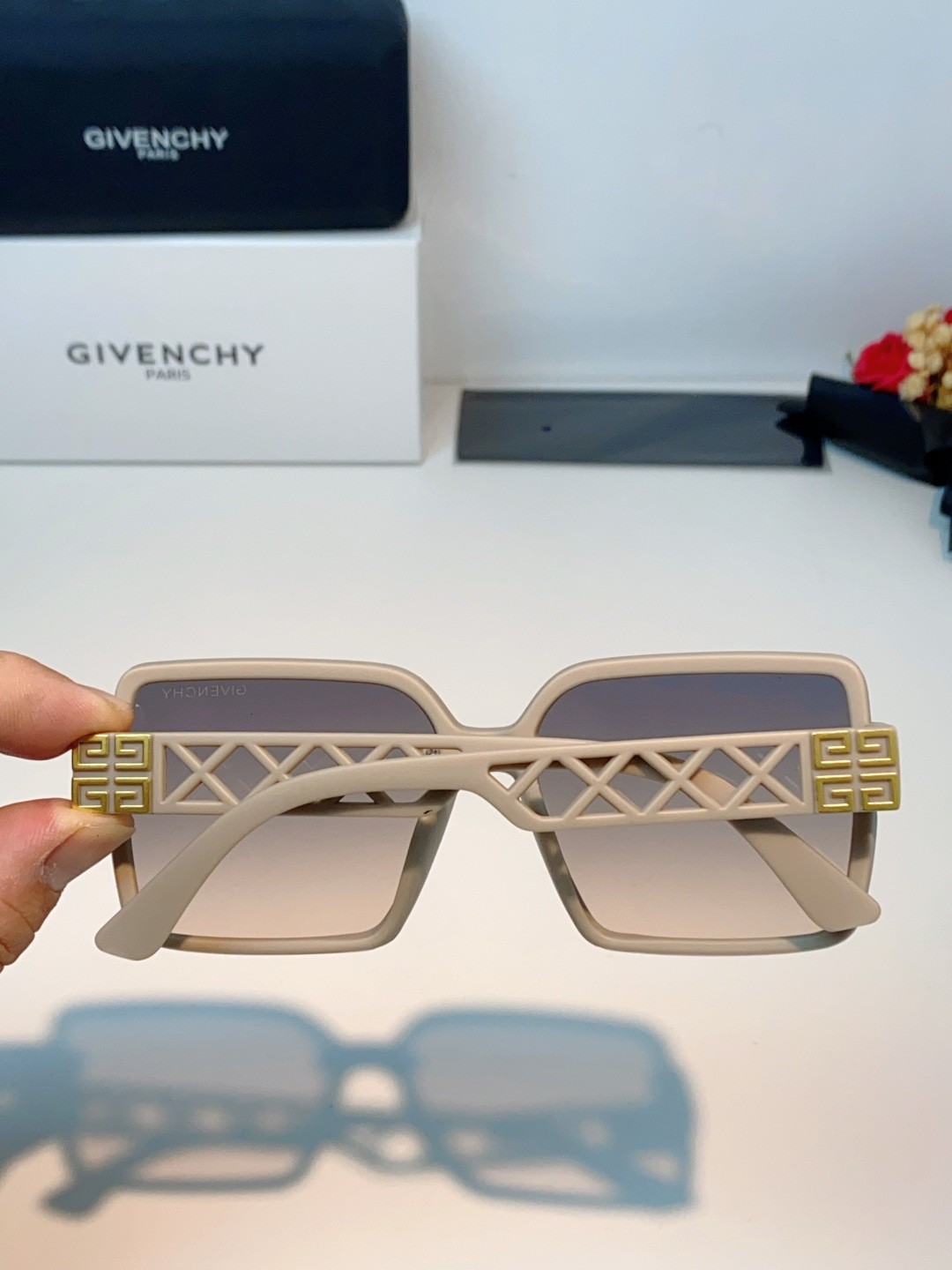 Givenchy纪梵希 2026新款标志性的4G Logo+菱格镂空设计，搭配复古金色金属件，低调又极具