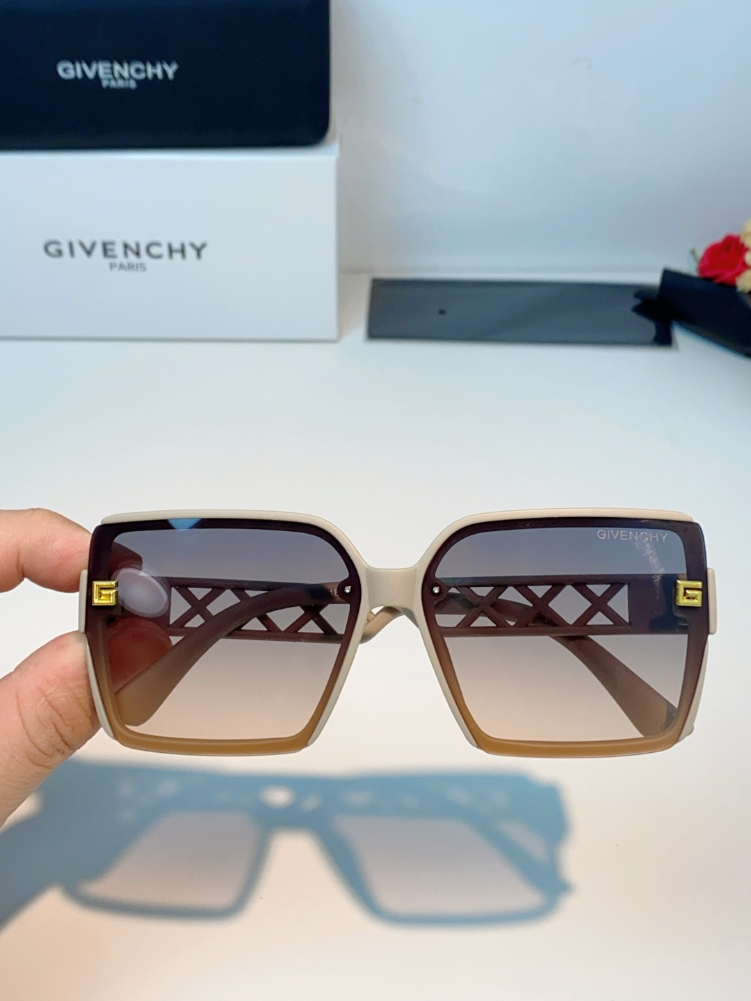 Givenchy纪梵希 2026新款标志性的4G Logo+菱格镂空设计，搭配复古金色金属件，低调又极具