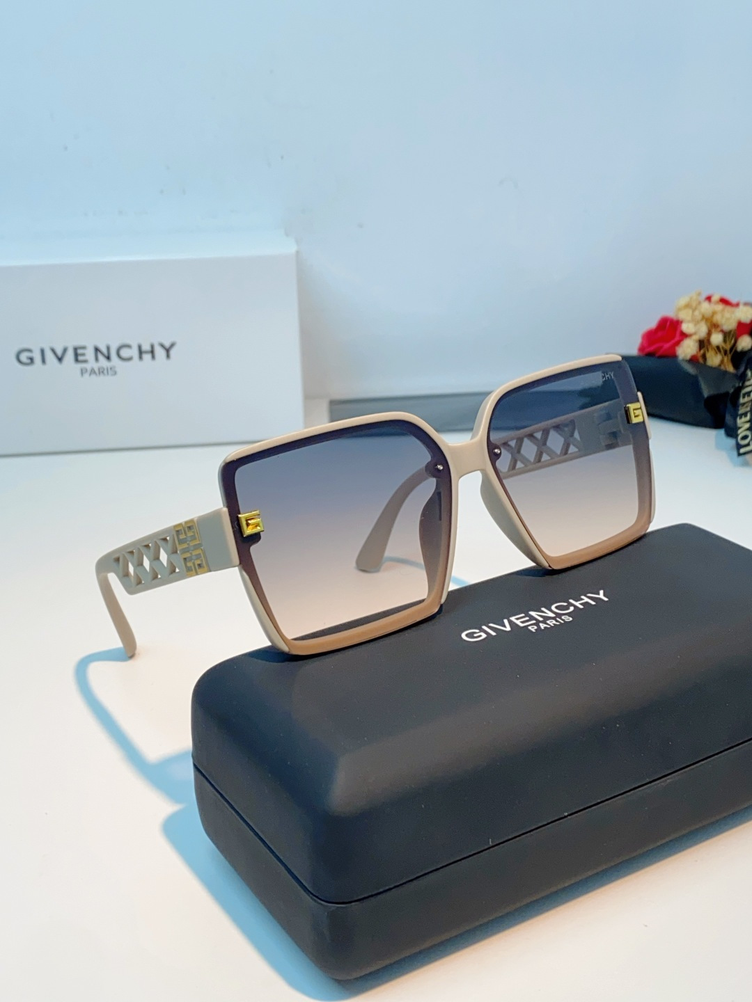 Givenchy纪梵希 2026新款标志性的4G Logo+菱格镂空设计，搭配复古金色金属件，低调又极具