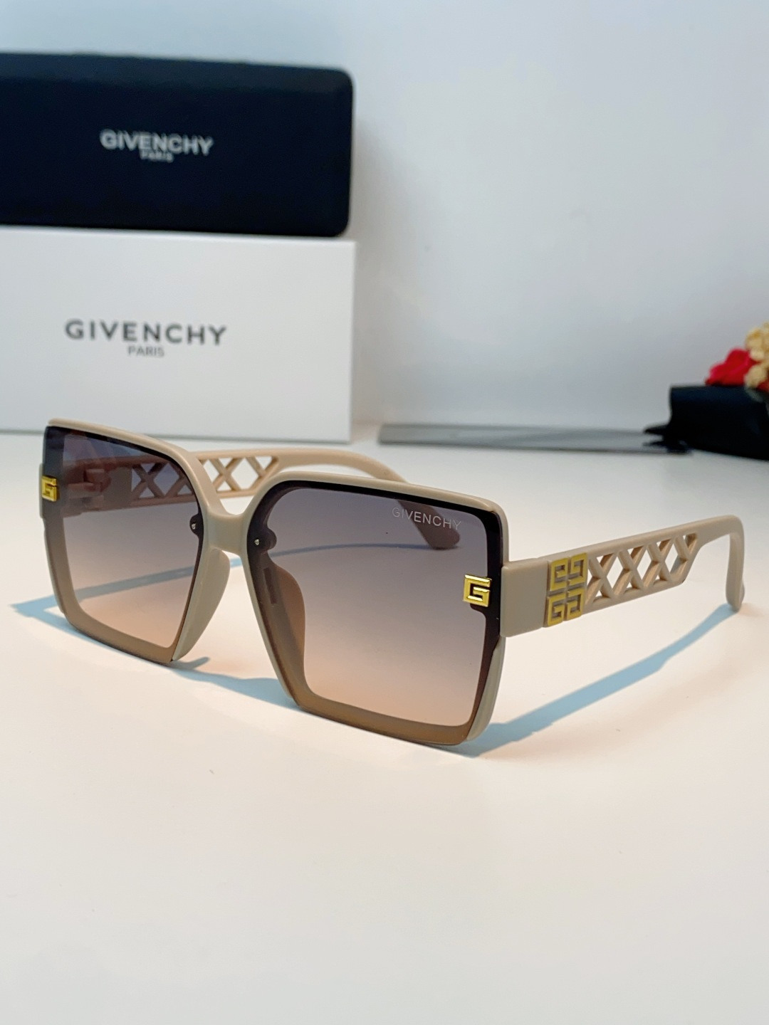 Givenchy纪梵希 2026新款标志性的4G Logo+菱格镂空设计，搭配复古金色金属件，低调又极具
