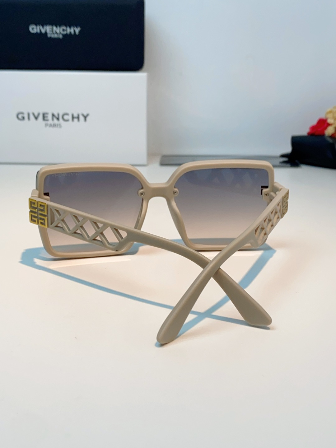 Givenchy纪梵希 2026新款标志性的4G Logo+菱格镂空设计，搭配复古金色金属件，低调又极具