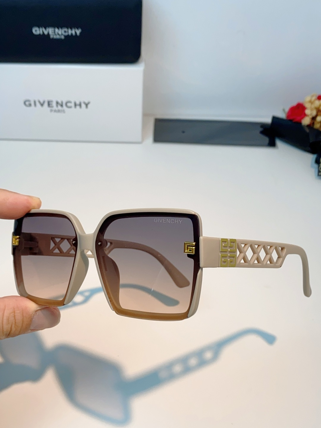 Givenchy纪梵希 2026新款标志性的4G Logo+菱格镂空设计，搭配复古金色金属件，低调又极具