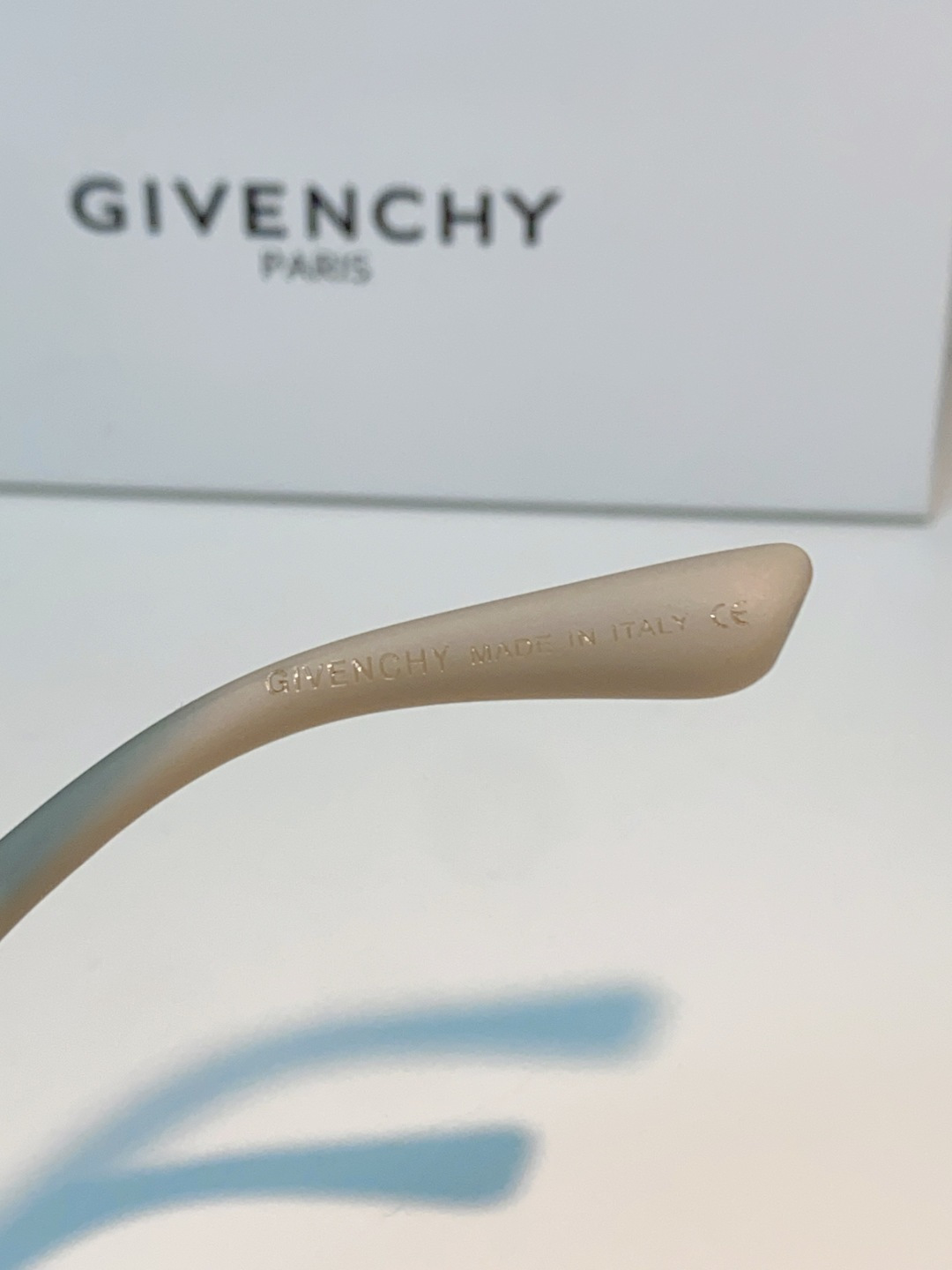 Givenchy纪梵希 2026新款标志性的4G Logo+菱格镂空设计，搭配复古金色金属件，低调又极具