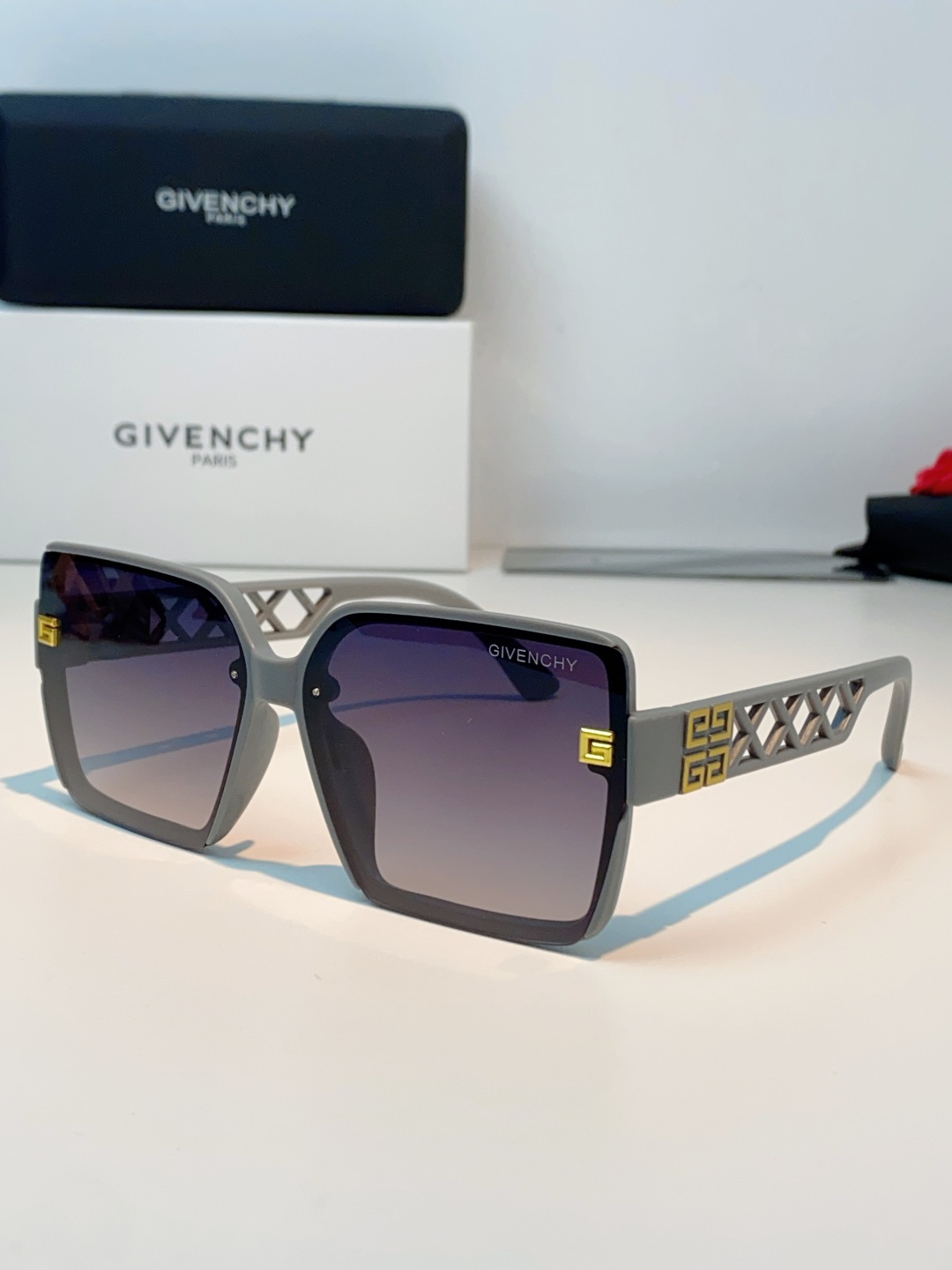 Givenchy纪梵希 2026新款标志性的4G Logo+菱格镂空设计，搭配复古金色金属件，低调又极具