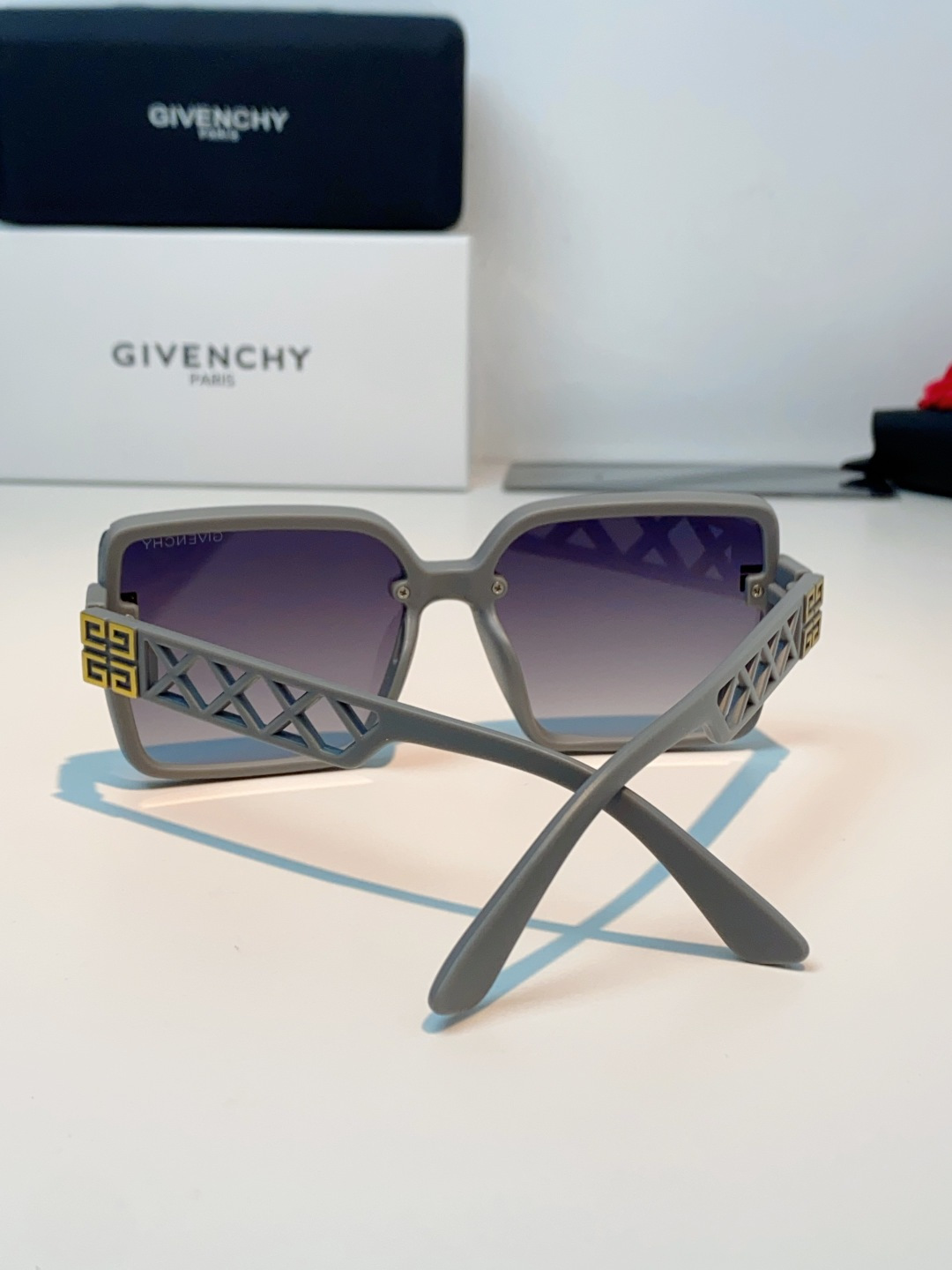 Givenchy纪梵希 2026新款标志性的4G Logo+菱格镂空设计，搭配复古金色金属件，低调又极具