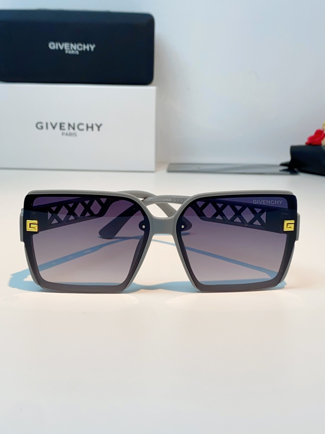 Givenchy纪梵希 2026新款标志性的4G Logo+菱格镂空设计，搭配复古金色金属件，低调又极具