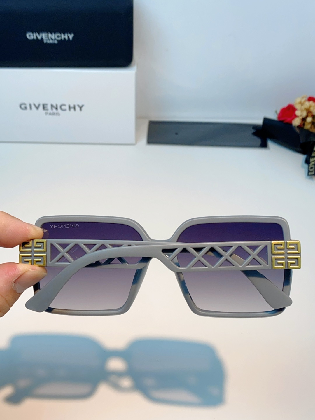 Givenchy纪梵希 2026新款标志性的4G Logo+菱格镂空设计，搭配复古金色金属件，低调又极具