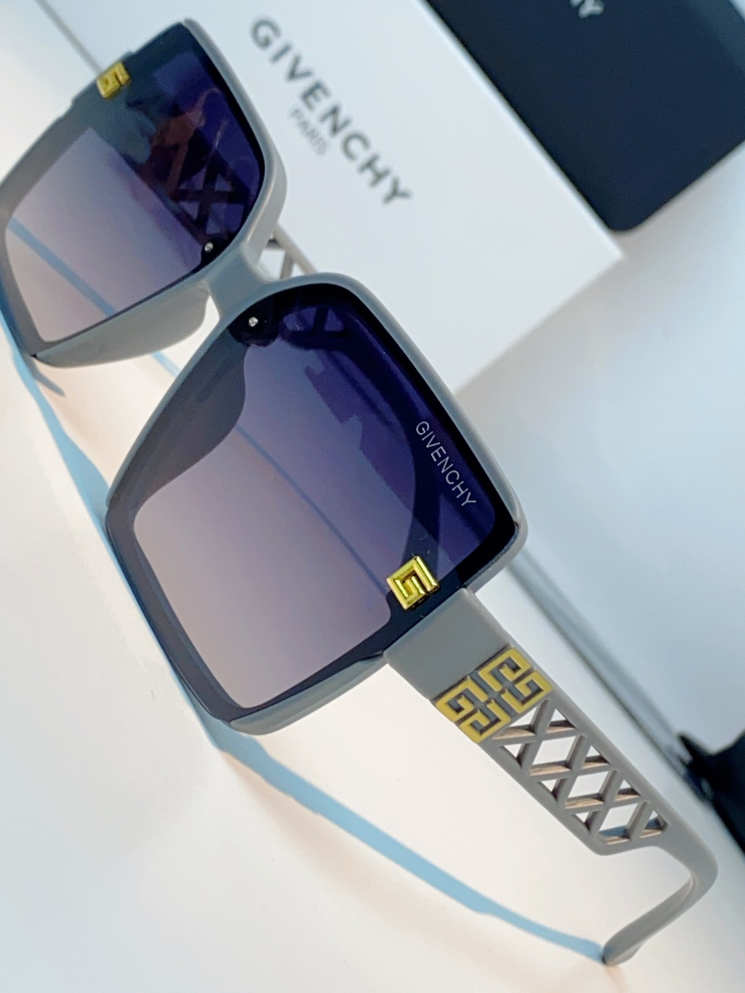 Givenchy纪梵希 2026新款标志性的4G Logo+菱格镂空设计，搭配复古金色金属件，低调又极具