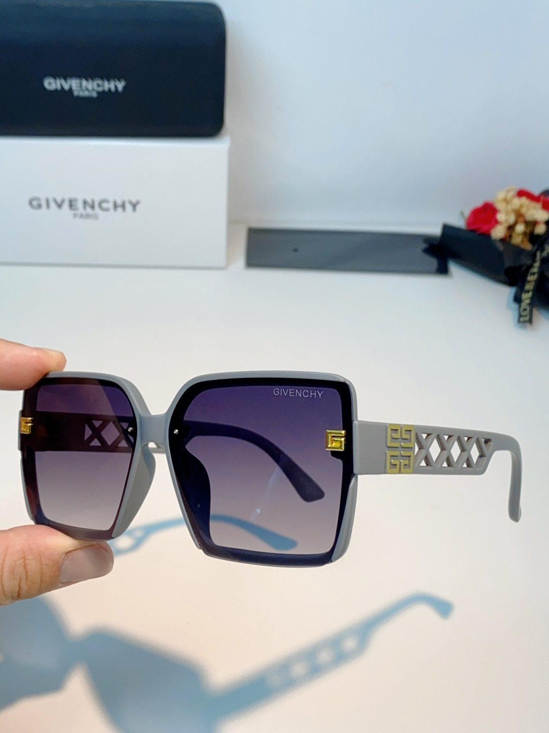 Givenchy纪梵希 2026新款标志性的4G Logo+菱格镂空设计，搭配复古金色金属件，低调又极具