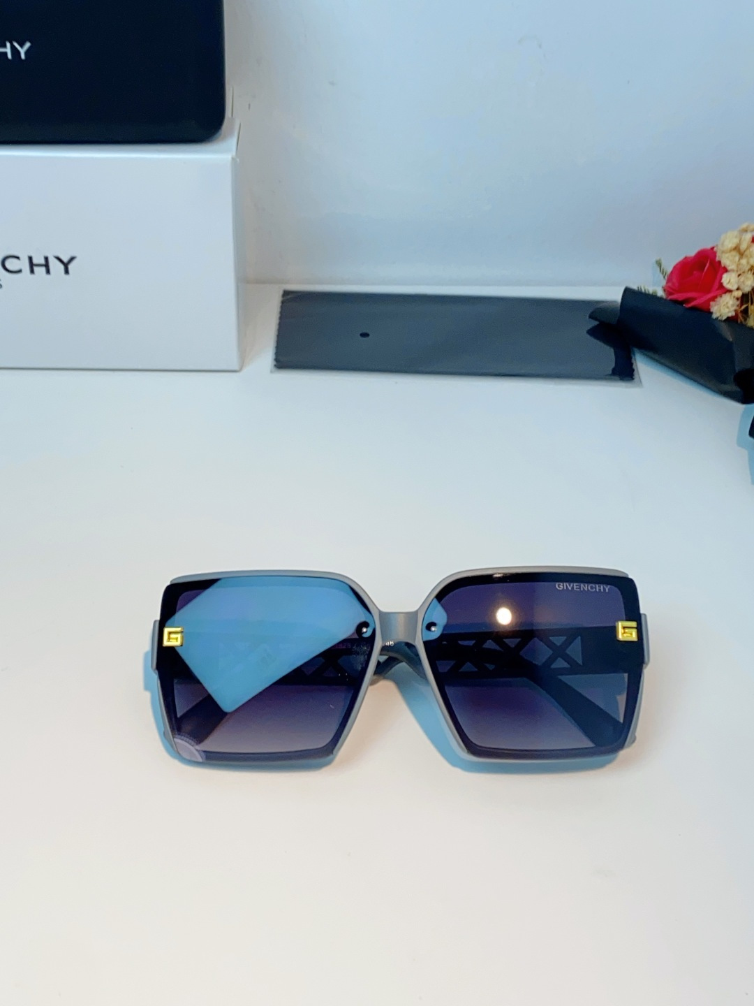 Givenchy纪梵希 2026新款标志性的4G Logo+菱格镂空设计，搭配复古金色金属件，低调又极具