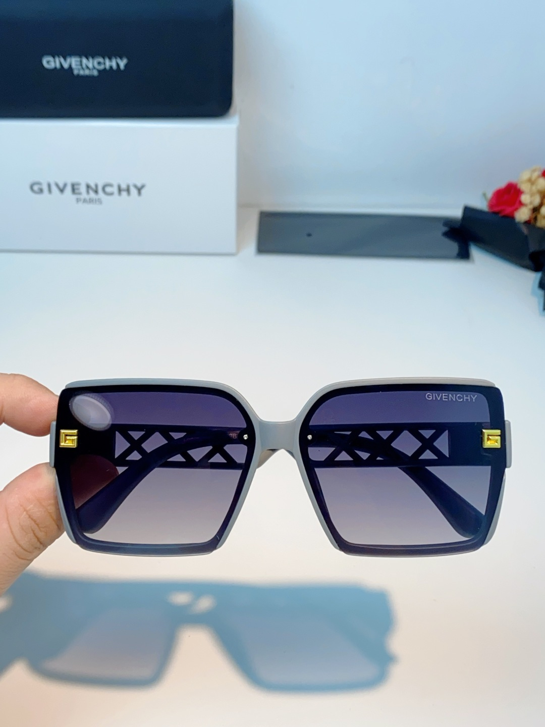 Givenchy纪梵希 2026新款标志性的4G Logo+菱格镂空设计，搭配复古金色金属件，低调又极具