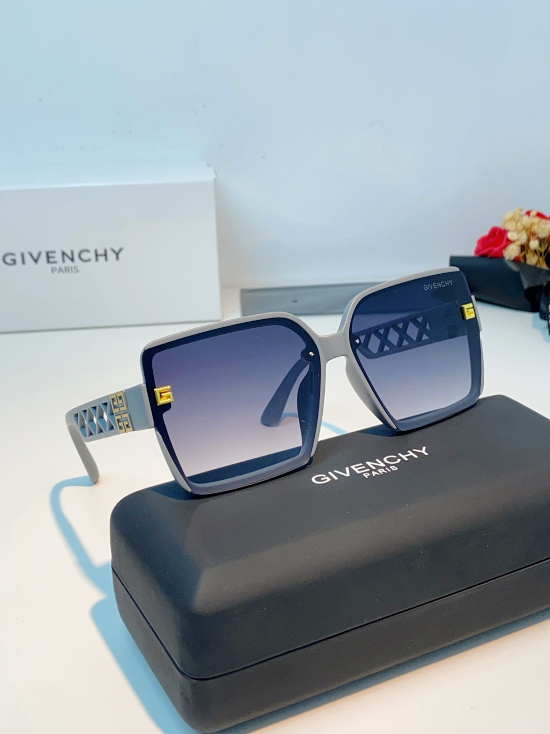 Givenchy纪梵希 2026新款标志性的4G Logo+菱格镂空设计，搭配复古金色金属件，低调又极具