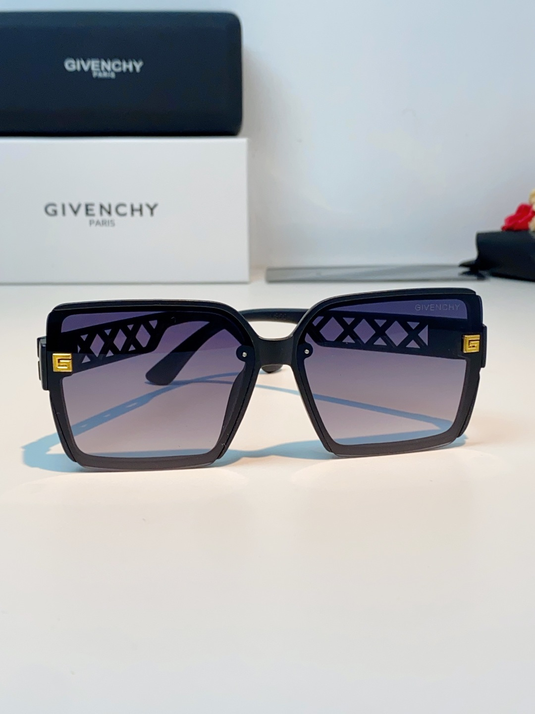 Givenchy纪梵希 2026新款标志性的4G Logo+菱格镂空设计，搭配复古金色金属件，低调又极具