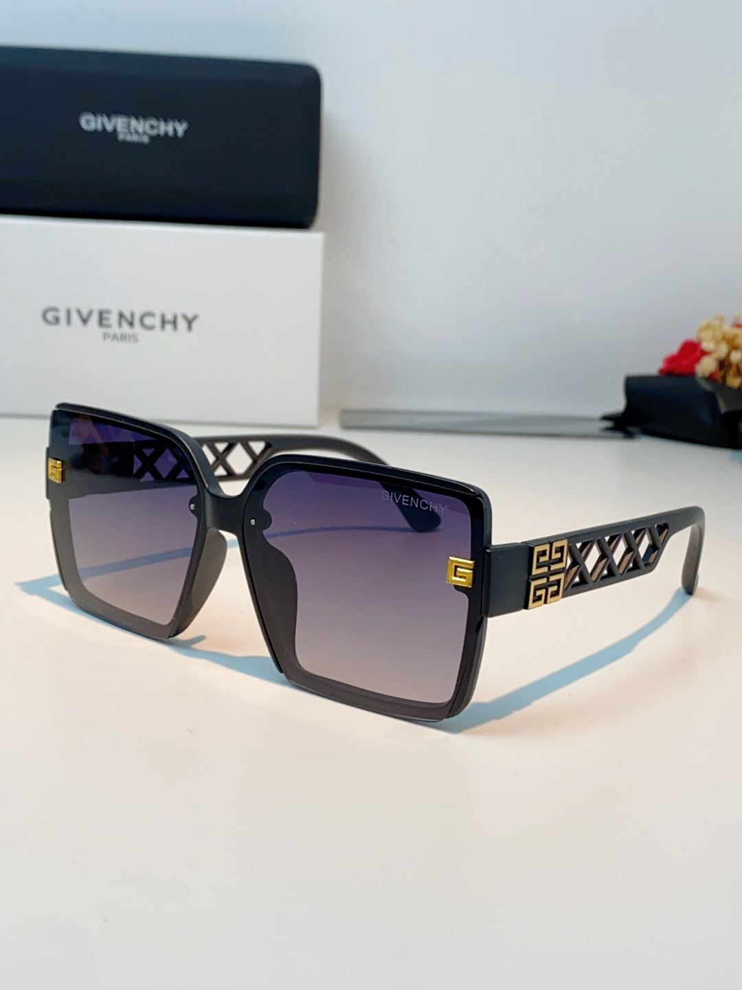 Givenchy纪梵希 2026新款标志性的4G Logo+菱格镂空设计，搭配复古金色金属件，低调又极具