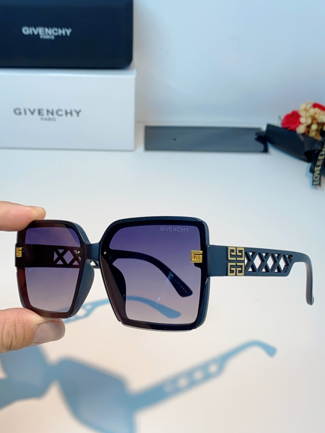 Givenchy纪梵希 2026新款标志性的4G Logo+菱格镂空设计，搭配复古金色金属件，低调又极具