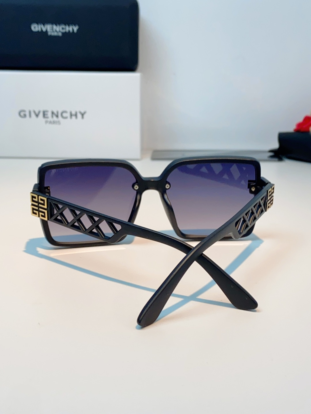 Givenchy纪梵希 2026新款标志性的4G Logo+菱格镂空设计，搭配复古金色金属件，低调又极具