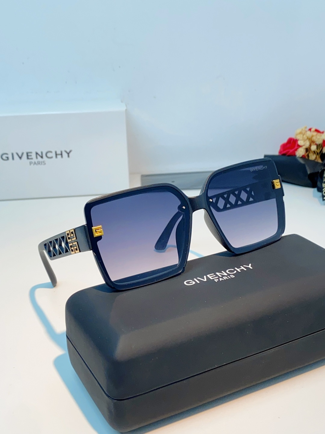 Givenchy纪梵希 2026新款标志性的4G Logo+菱格镂空设计，搭配复古金色金属件，低调又极具