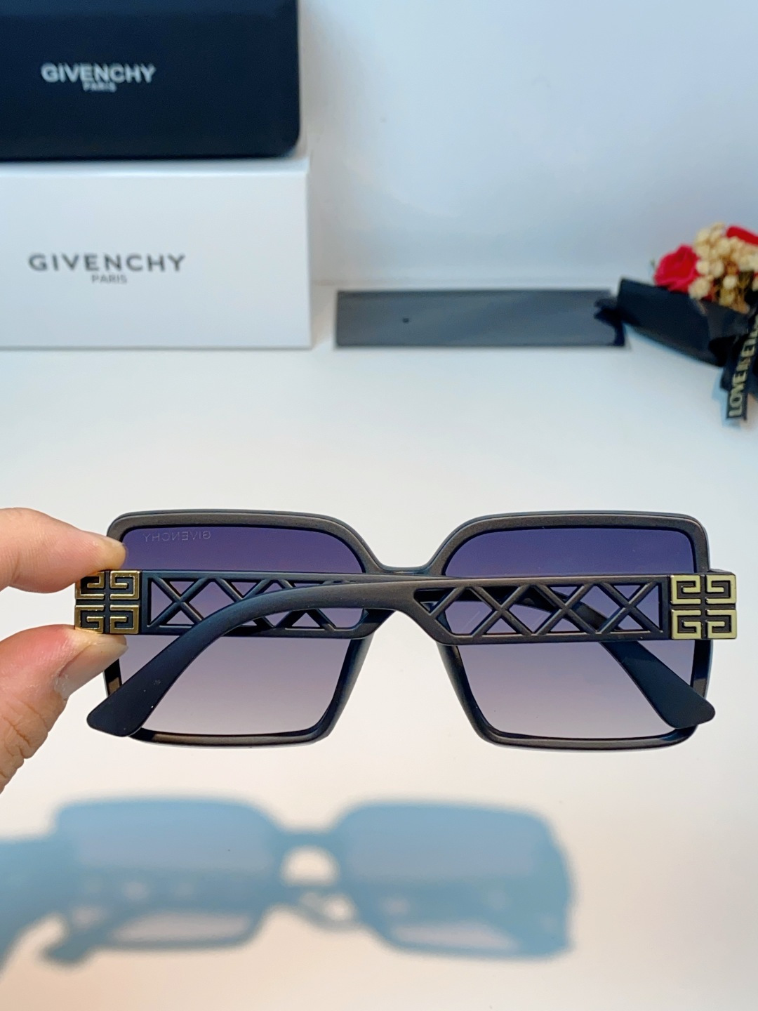 Givenchy纪梵希 2026新款标志性的4G Logo+菱格镂空设计，搭配复古金色金属件，低调又极具