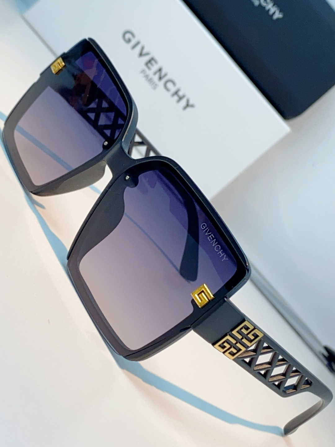 Givenchy纪梵希 2026新款标志性的4G Logo+菱格镂空设计，搭配复古金色金属件，低调又极具