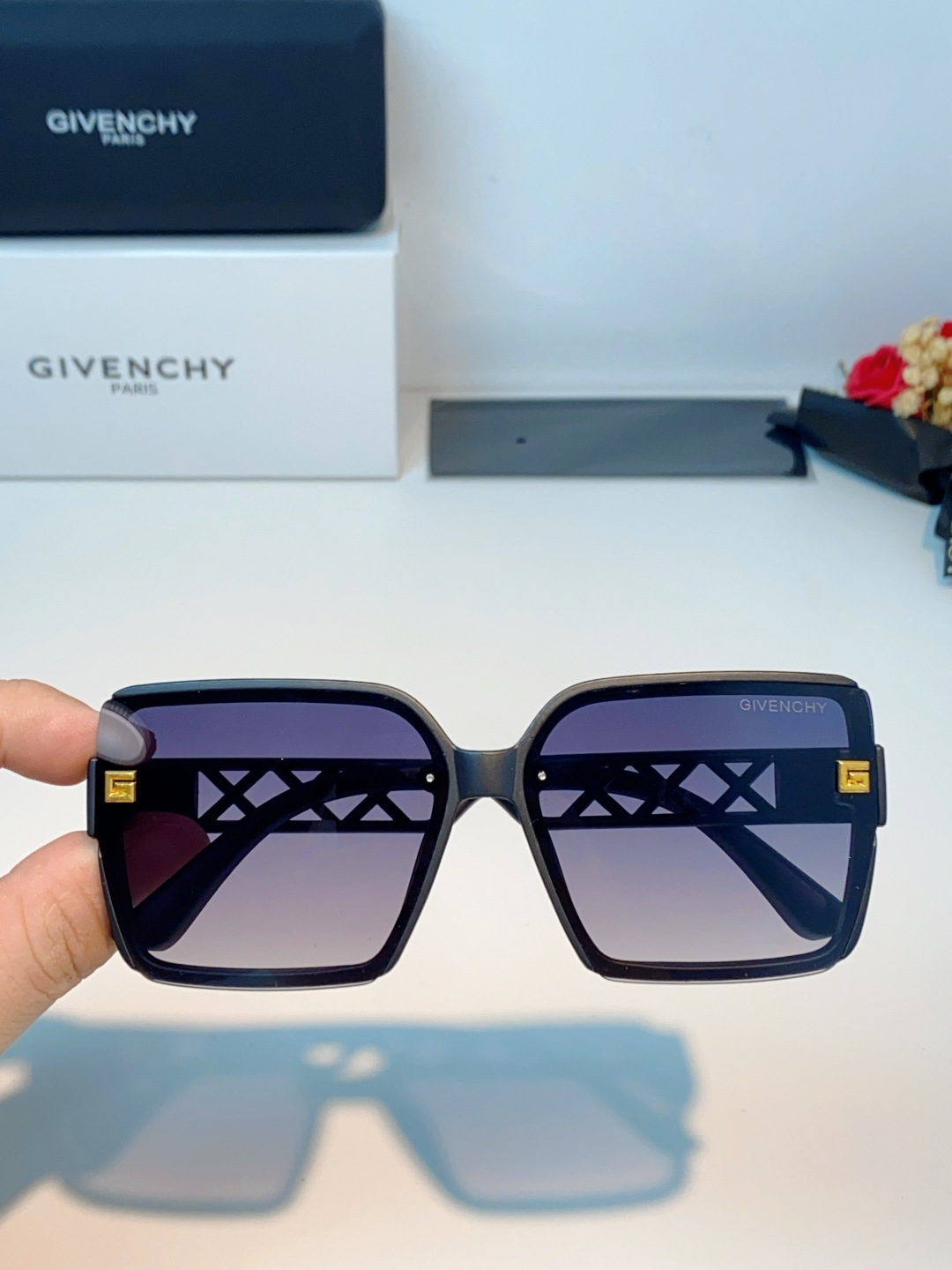 Givenchy纪梵希 2026新款标志性的4G Logo+菱格镂空设计，搭配复古金色金属件，低调又极具