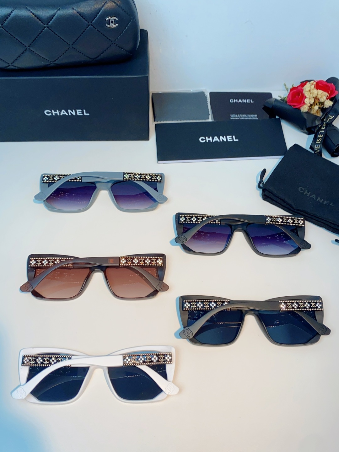 Chanel香奈儿 2026新款女士墨镜，以经典黑框+满钻双C镜腿的设计，把品牌标志性的优雅与奢华拉满。