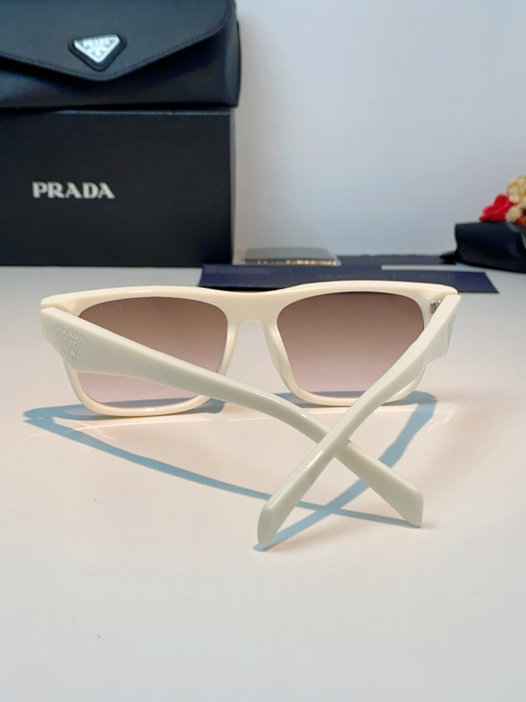 Prada普拉达｜经典方框墨镜 自带高阶氛围感的方框墨镜✨利落方正镜框，修饰脸型超在线修饰颧骨、柔和轮廓