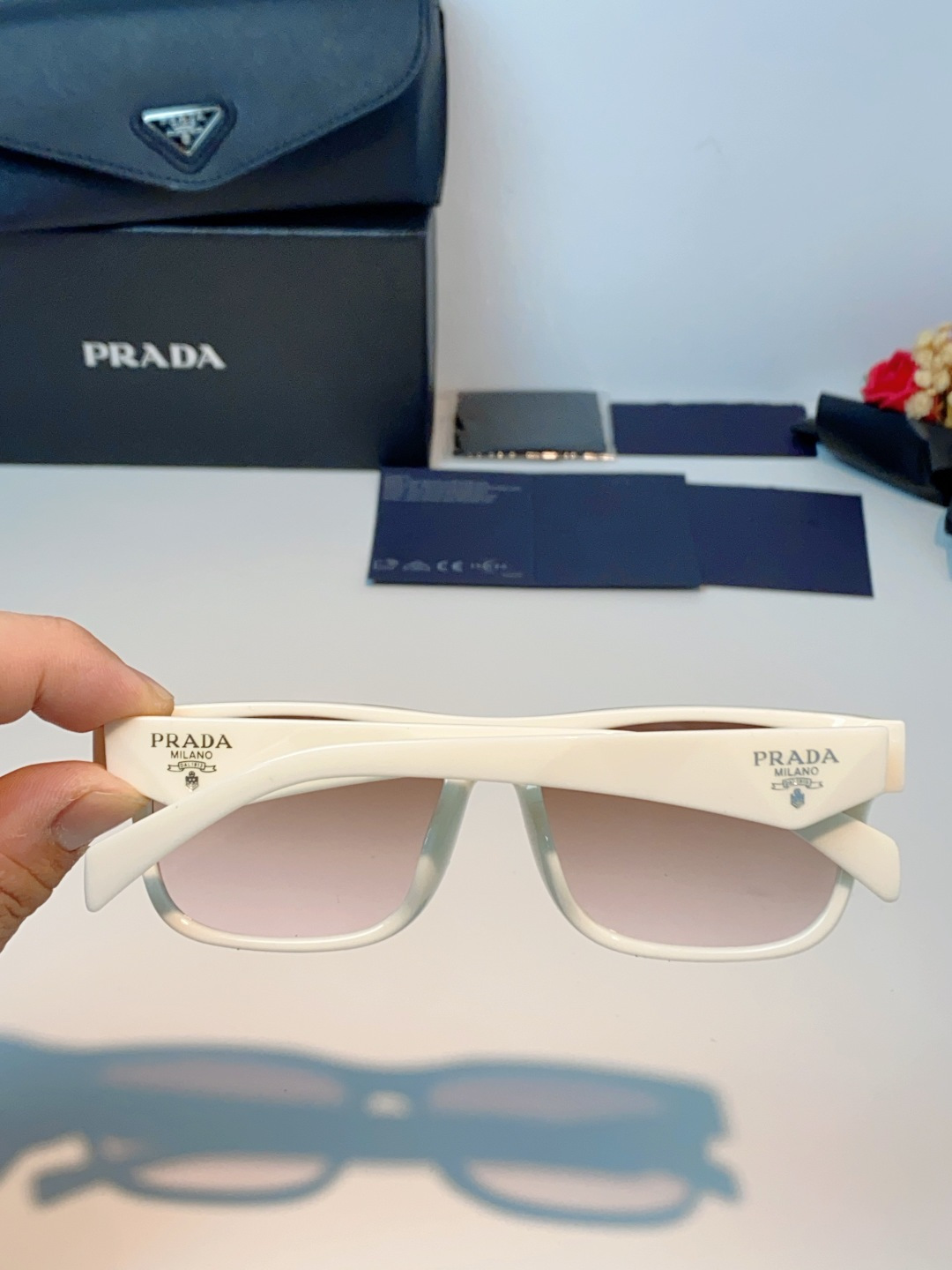 Prada普拉达｜经典方框墨镜 自带高阶氛围感的方框墨镜✨利落方正镜框，修饰脸型超在线修饰颧骨、柔和轮廓