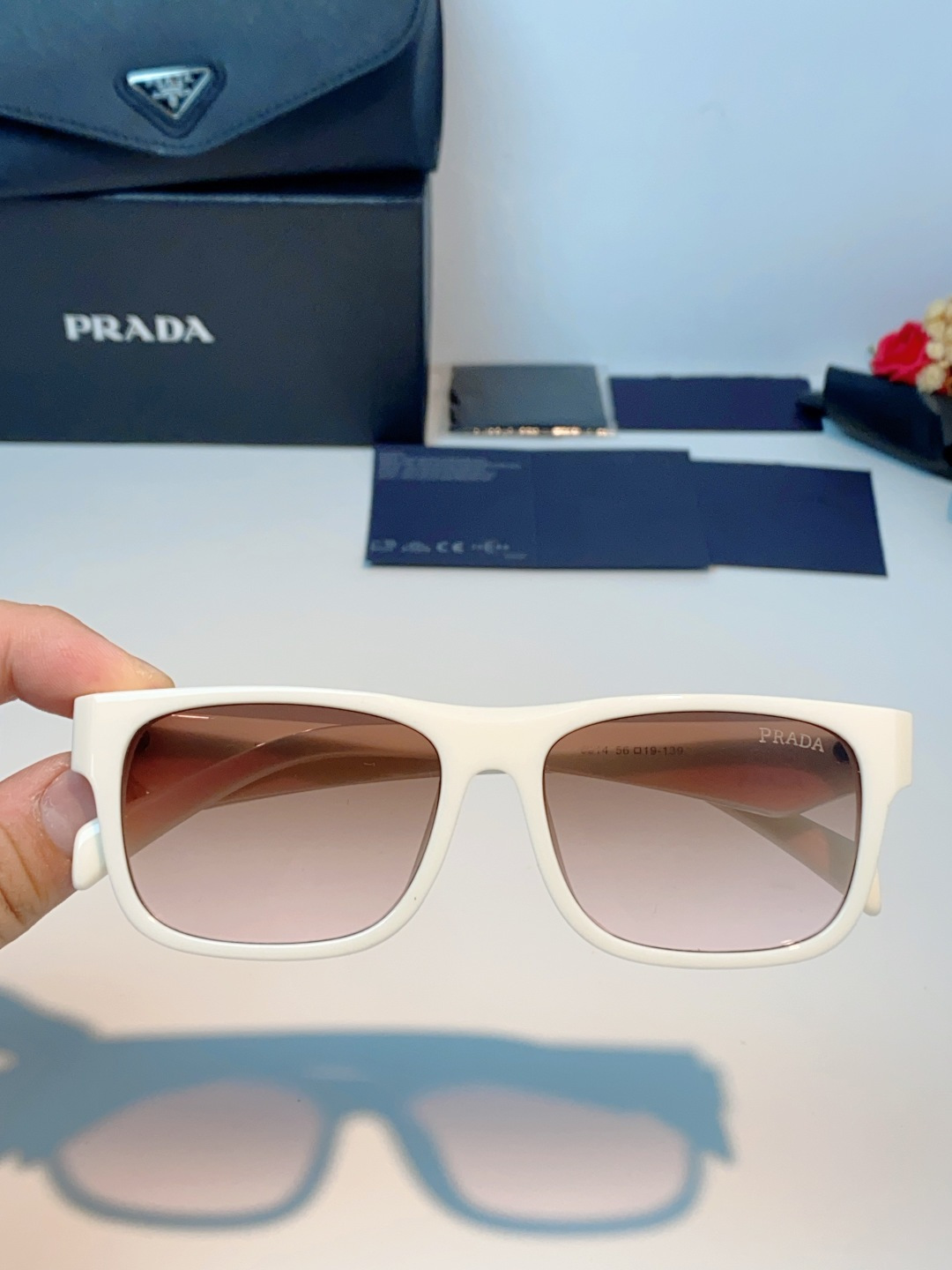 Prada普拉达｜经典方框墨镜 自带高阶氛围感的方框墨镜✨利落方正镜框，修饰脸型超在线修饰颧骨、柔和轮廓