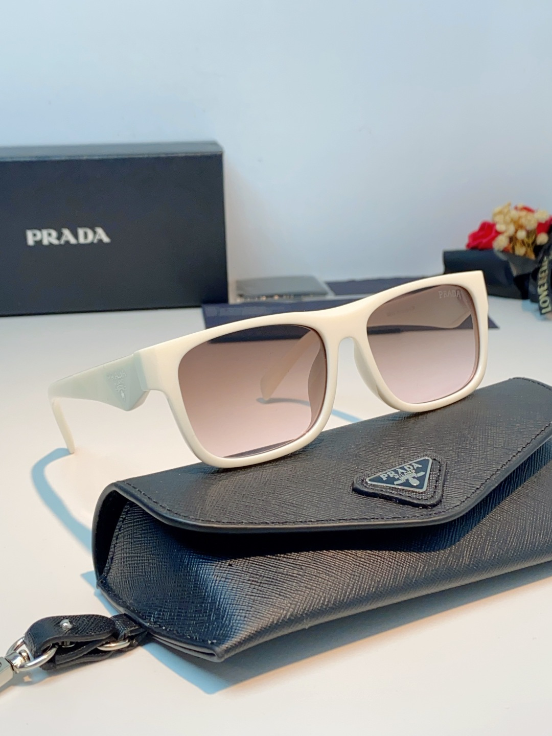 Prada普拉达｜经典方框墨镜 自带高阶氛围感的方框墨镜✨利落方正镜框，修饰脸型超在线修饰颧骨、柔和轮廓