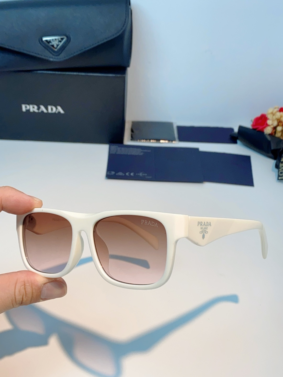 Prada普拉达｜经典方框墨镜 自带高阶氛围感的方框墨镜✨利落方正镜框，修饰脸型超在线修饰颧骨、柔和轮廓