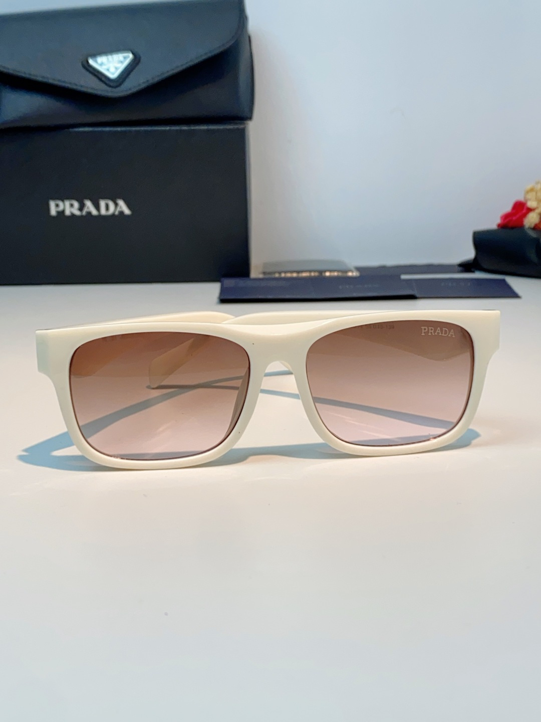 Prada普拉达｜经典方框墨镜 自带高阶氛围感的方框墨镜✨利落方正镜框，修饰脸型超在线修饰颧骨、柔和轮廓