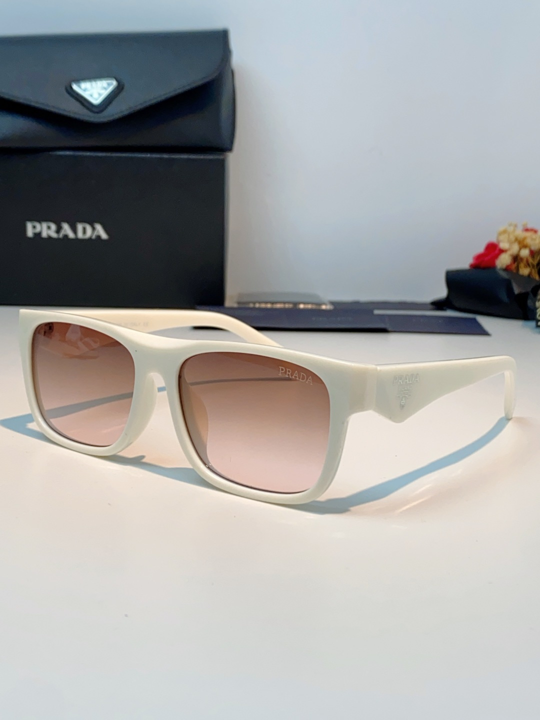 Prada普拉达｜经典方框墨镜 自带高阶氛围感的方框墨镜✨利落方正镜框，修饰脸型超在线修饰颧骨、柔和轮廓