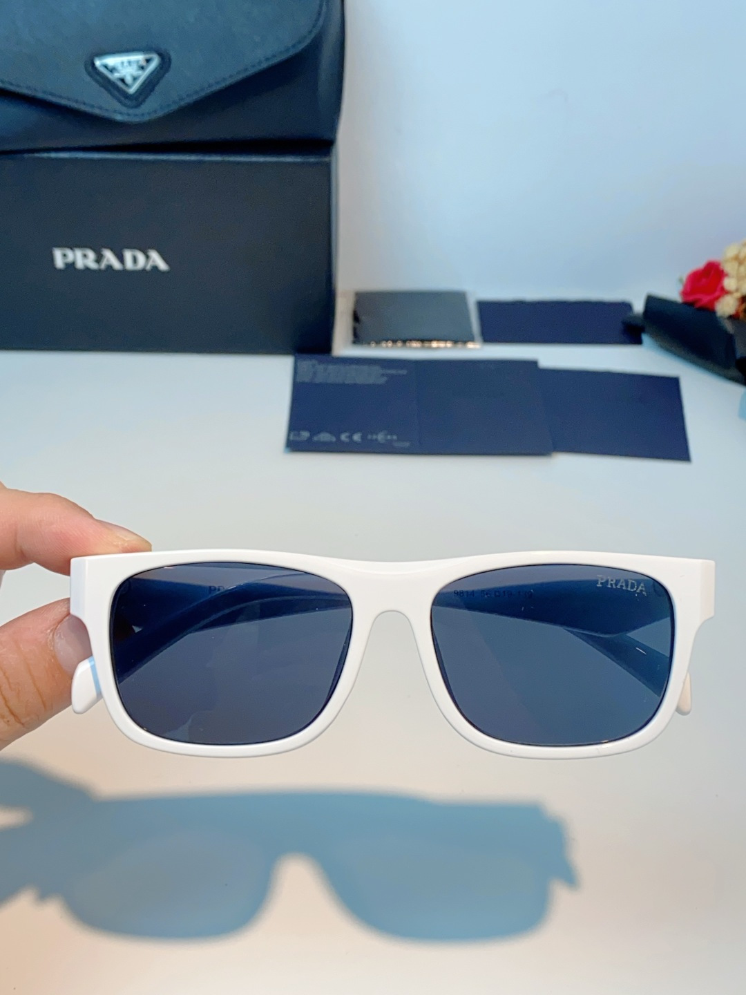 Prada普拉达｜经典方框墨镜 自带高阶氛围感的方框墨镜✨利落方正镜框，修饰脸型超在线修饰颧骨、柔和轮廓