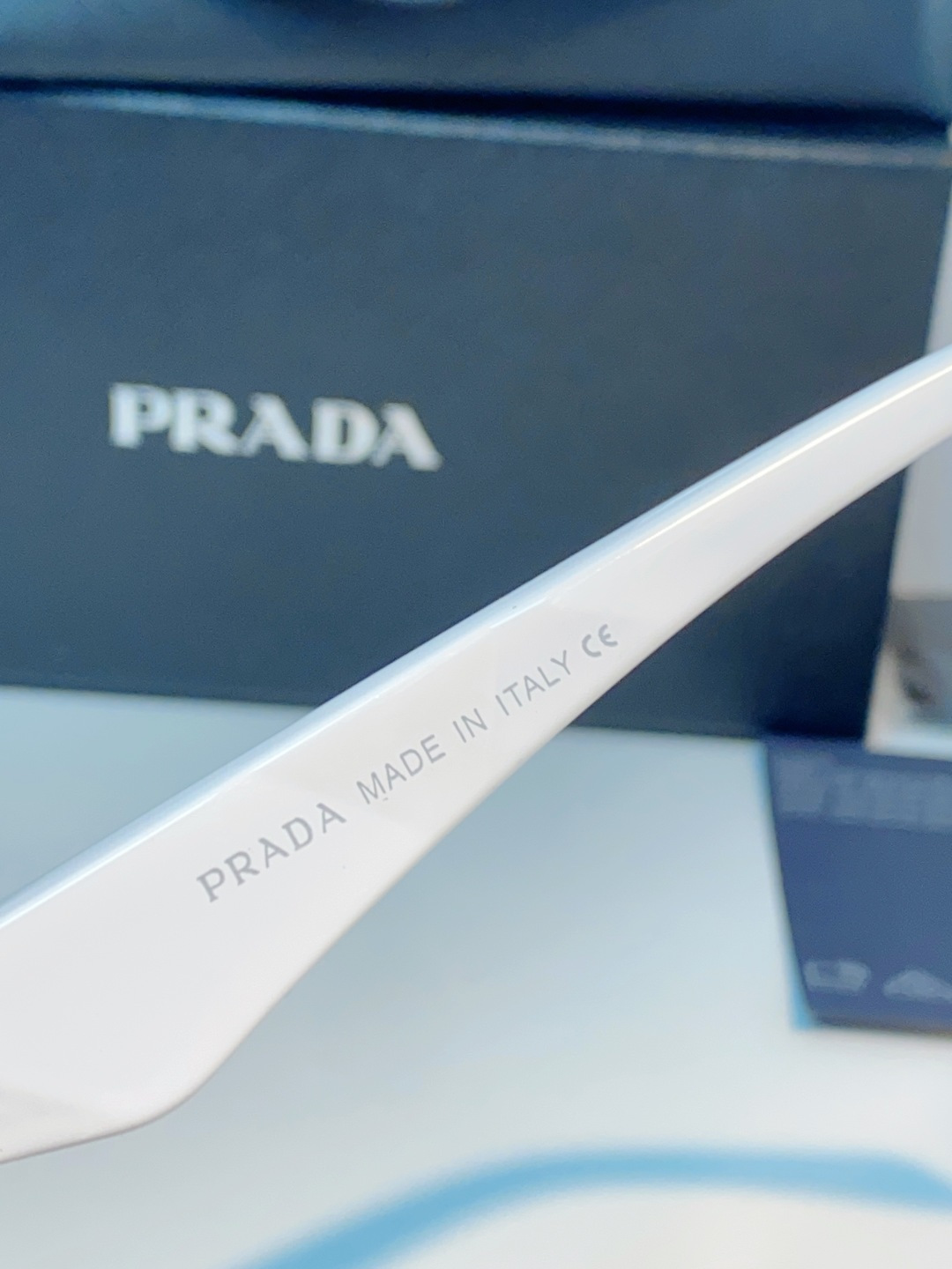 Prada普拉达｜经典方框墨镜 自带高阶氛围感的方框墨镜✨利落方正镜框，修饰脸型超在线修饰颧骨、柔和轮廓