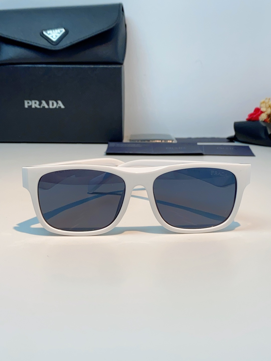 Prada普拉达｜经典方框墨镜 自带高阶氛围感的方框墨镜✨利落方正镜框，修饰脸型超在线修饰颧骨、柔和轮廓