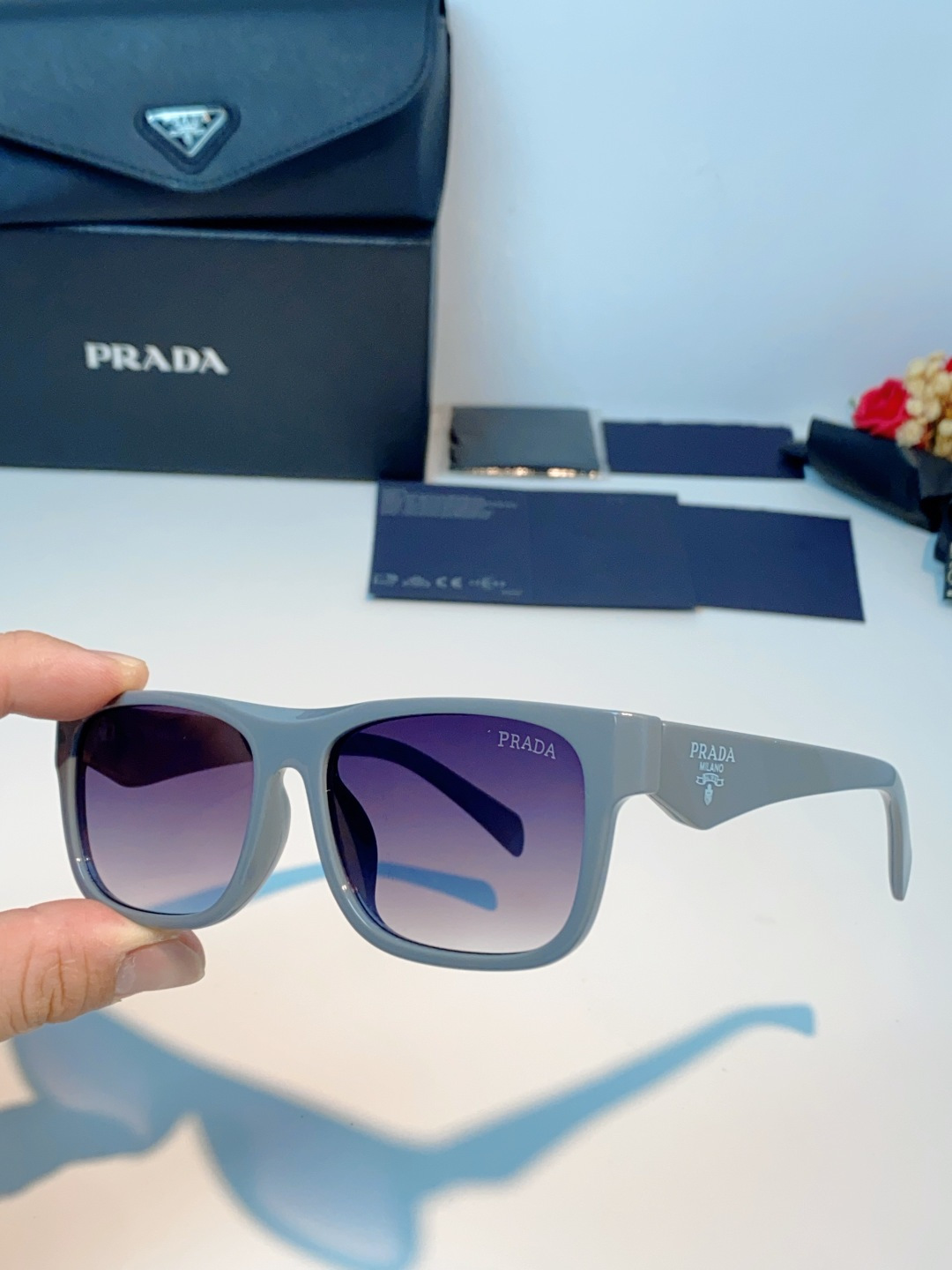 Prada普拉达｜经典方框墨镜 自带高阶氛围感的方框墨镜✨利落方正镜框，修饰脸型超在线修饰颧骨、柔和轮廓