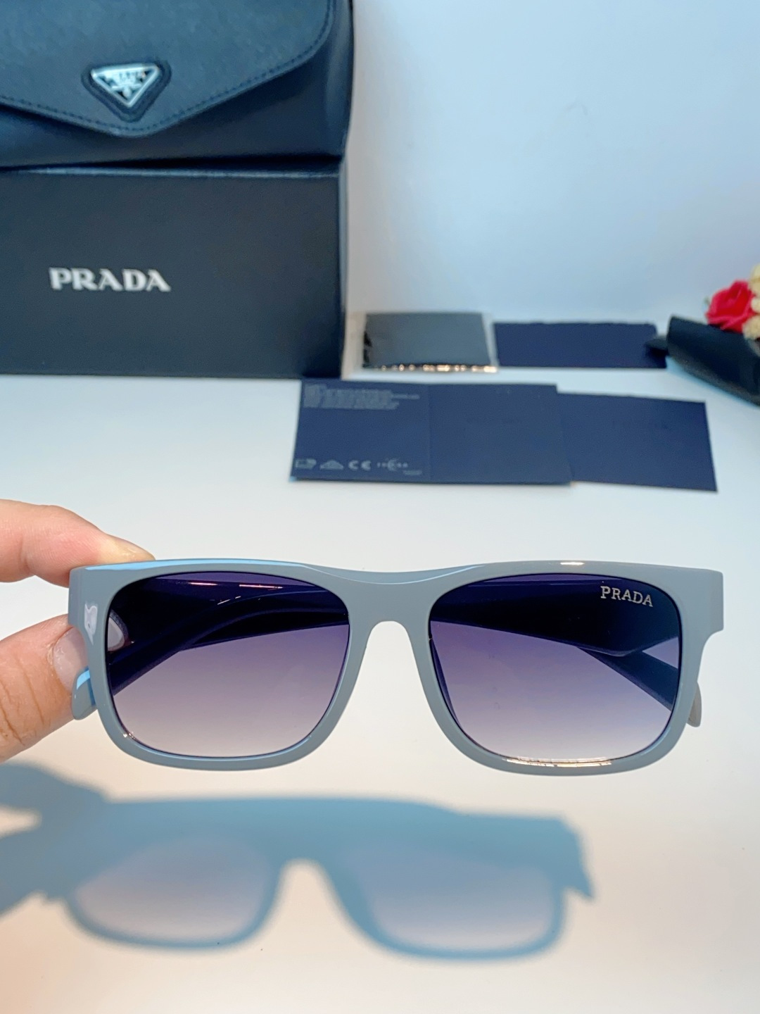 Prada普拉达｜经典方框墨镜 自带高阶氛围感的方框墨镜✨利落方正镜框，修饰脸型超在线修饰颧骨、柔和轮廓