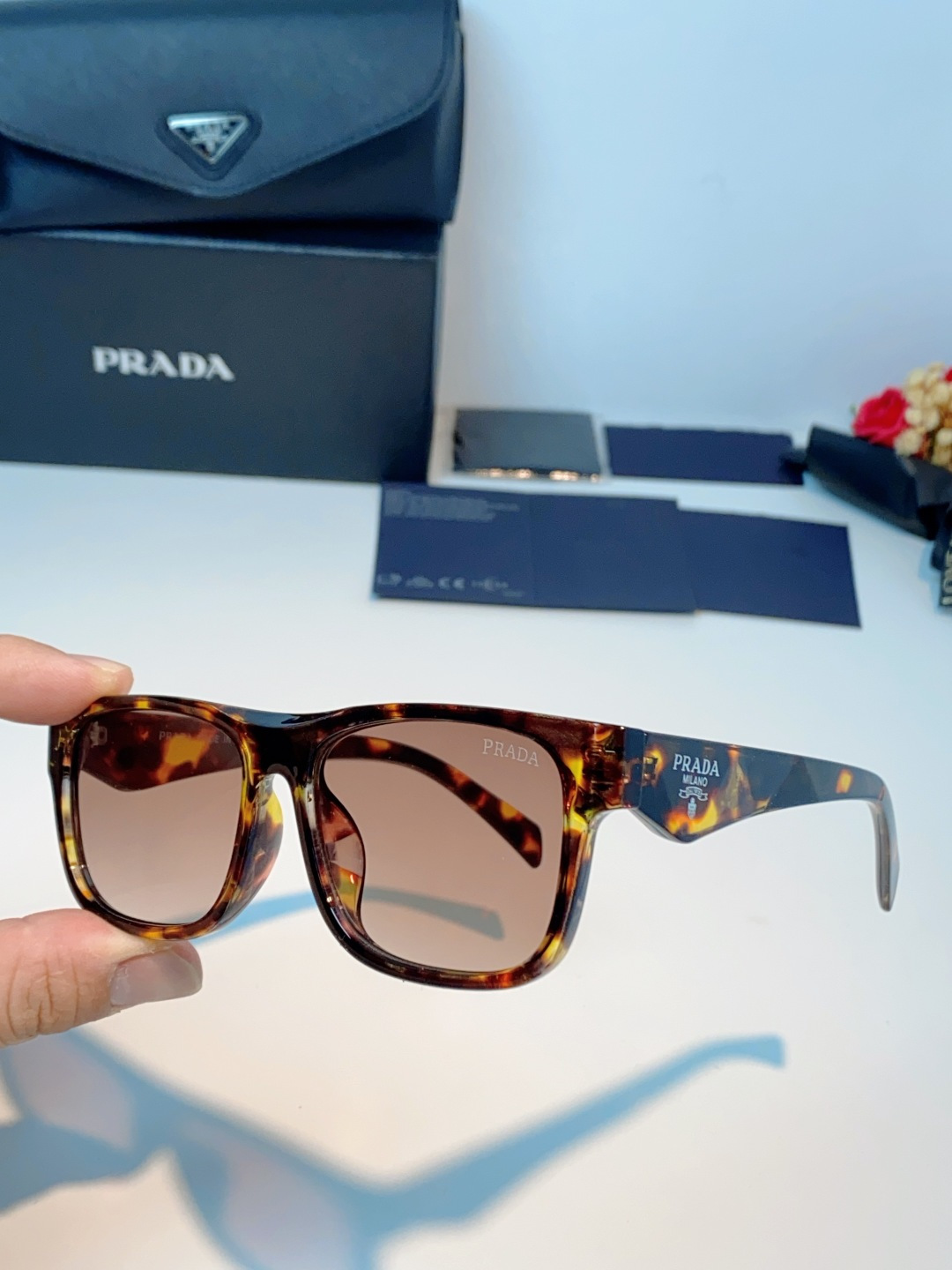 Prada普拉达｜经典方框墨镜 自带高阶氛围感的方框墨镜✨利落方正镜框，修饰脸型超在线修饰颧骨、柔和轮廓