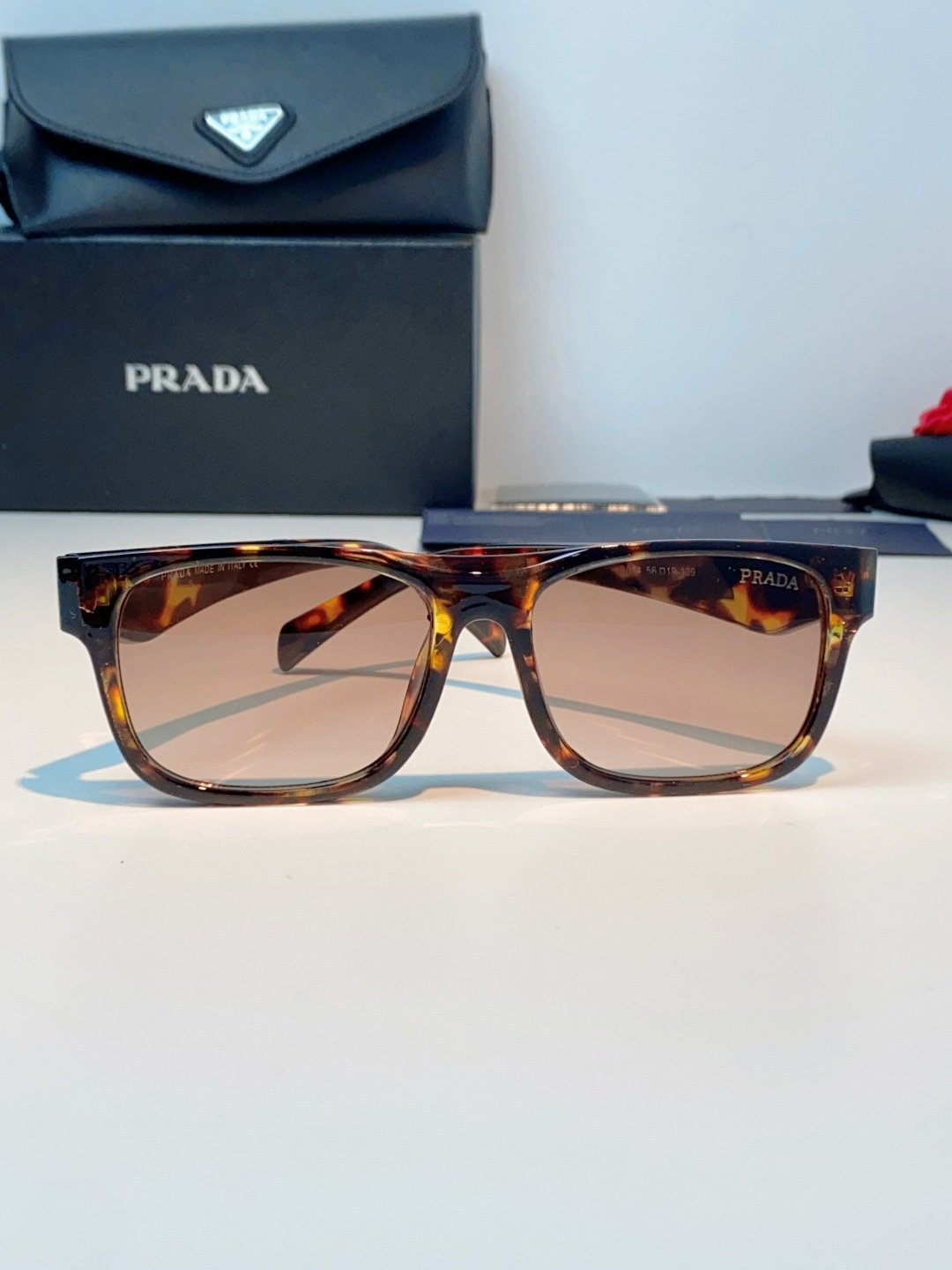 Prada普拉达｜经典方框墨镜 自带高阶氛围感的方框墨镜✨利落方正镜框，修饰脸型超在线修饰颧骨、柔和轮廓