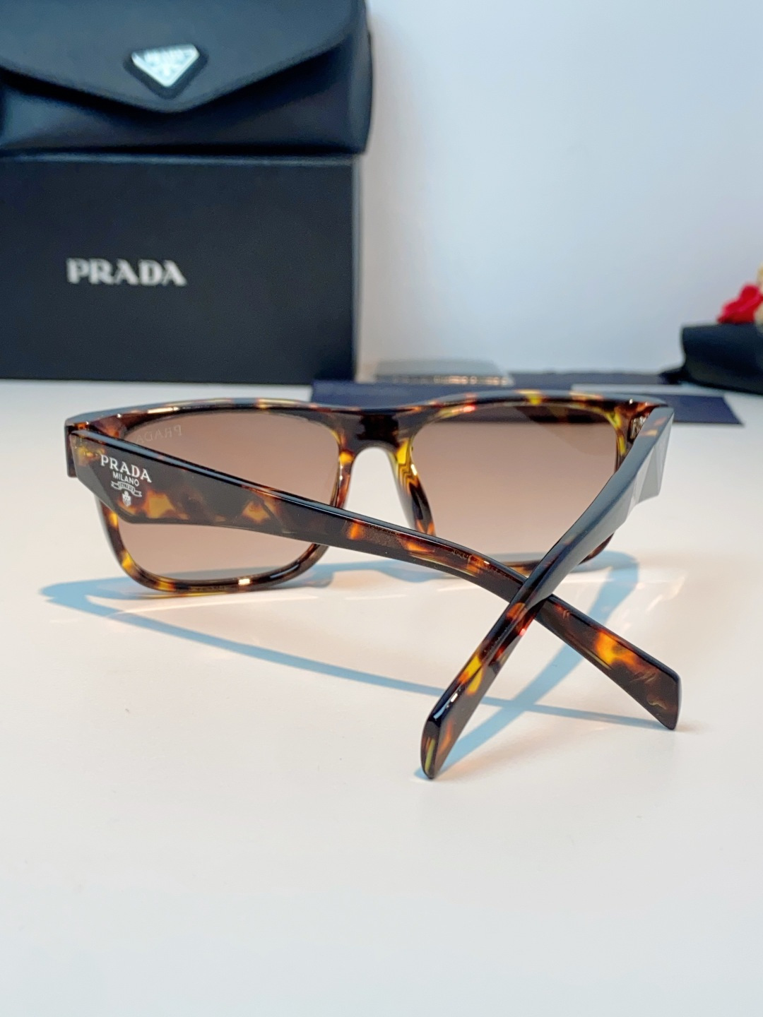 Prada普拉达｜经典方框墨镜 自带高阶氛围感的方框墨镜✨利落方正镜框，修饰脸型超在线修饰颧骨、柔和轮廓