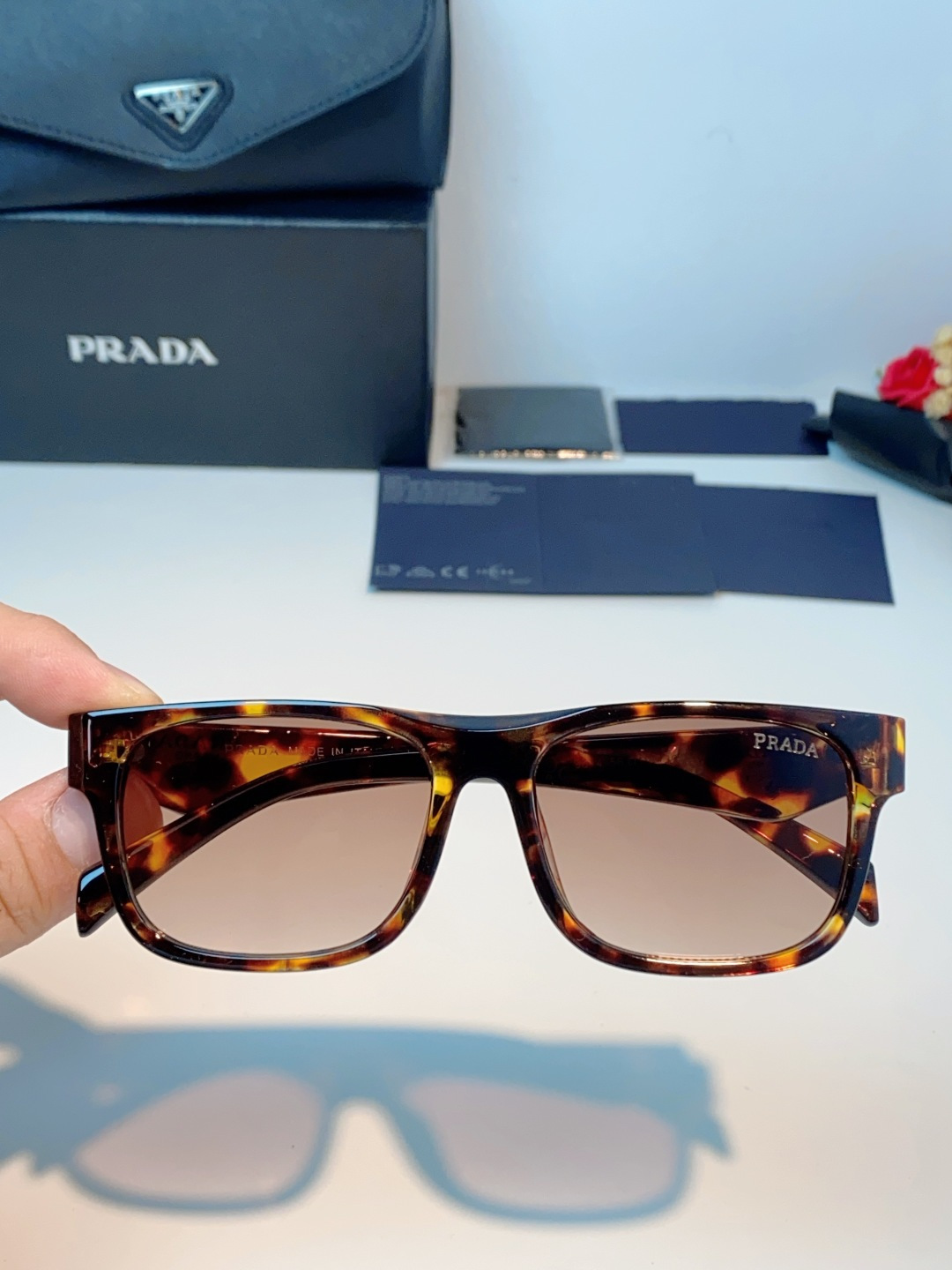 Prada普拉达｜经典方框墨镜 自带高阶氛围感的方框墨镜✨利落方正镜框，修饰脸型超在线修饰颧骨、柔和轮廓