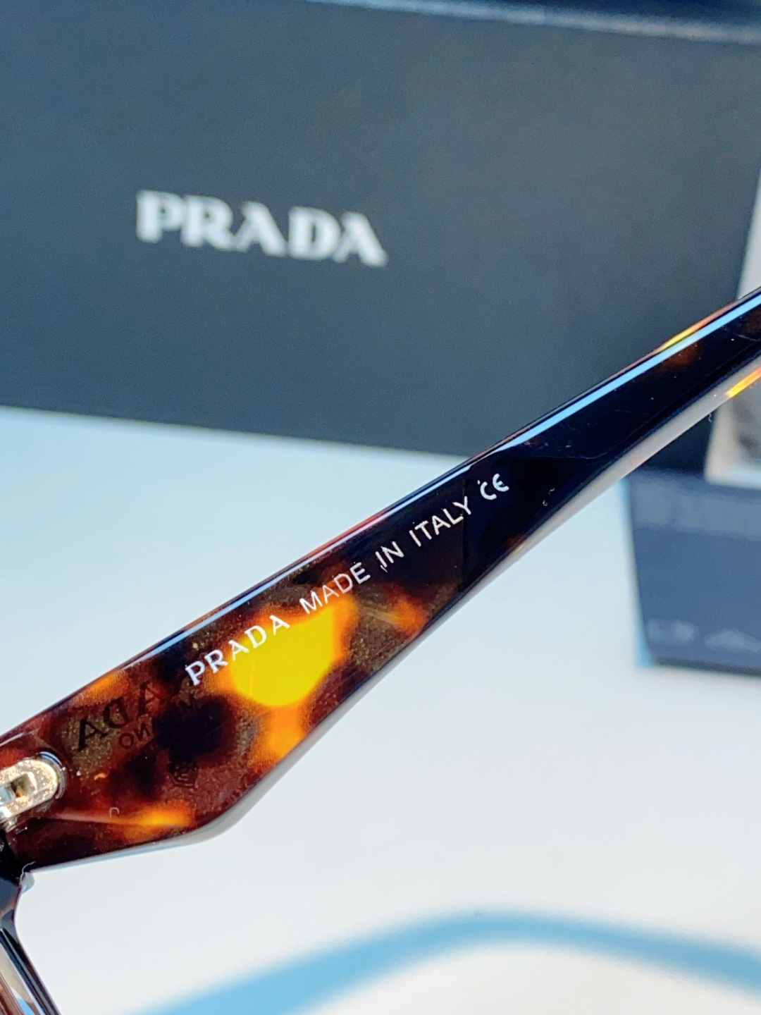 Prada普拉达｜经典方框墨镜 自带高阶氛围感的方框墨镜✨利落方正镜框，修饰脸型超在线修饰颧骨、柔和轮廓